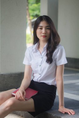 Taylandlı üniversite öğrencisi dinleniyor.