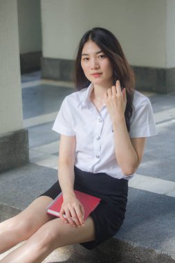 Taylandlı üniversite öğrencisi dinleniyor.