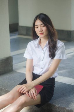 Taylandlı üniversite öğrencisi dinleniyor.