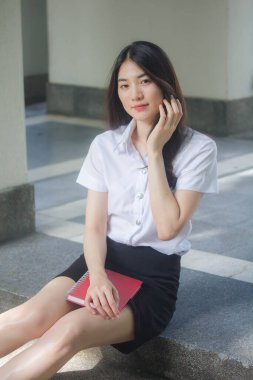 Taylandlı üniversite öğrencisi dinleniyor.