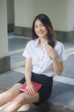 Taylandlı üniversite öğrencisi dinleniyor.