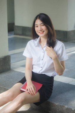 Taylandlı üniversite öğrencisi dinleniyor.