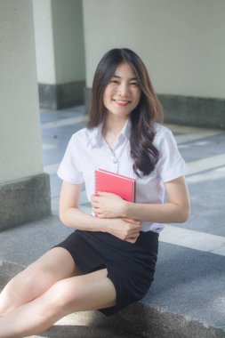 Taylandlı üniversite öğrencisi dinleniyor.