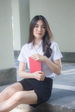 Taylandlı üniversite öğrencisi dinleniyor.