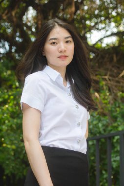 Taylandlı üniversite öğrencisi dinleniyor.