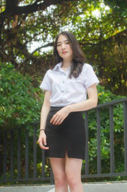 Taylandlı üniversite öğrencisi dinleniyor.