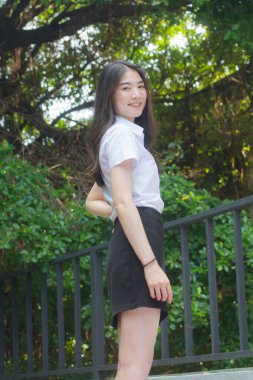 Taylandlı üniversite öğrencisi dinleniyor.