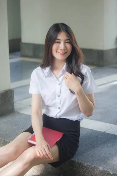 Thaise Vrouwelijke Universiteit Student Rusten — Stockfoto