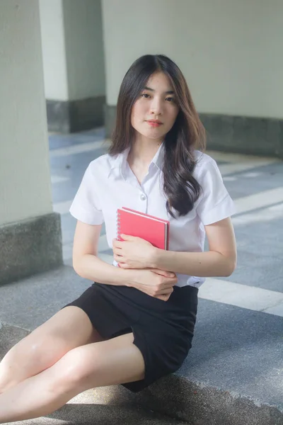 Taylandlı üniversite öğrencisi dinleniyor.