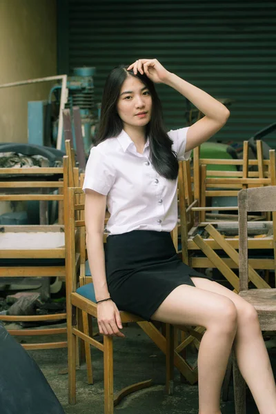 泰国人大学生校服漂亮女孩笑着放松一下 — 图库照片