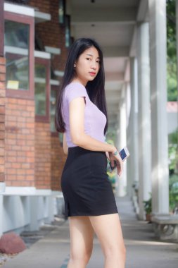 Taylandlı yetişkin ofis kızı portresi gülümse ve rahatla.