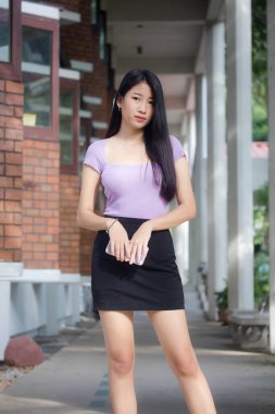 Taylandlı yetişkin ofis kızı portresi gülümse ve rahatla.