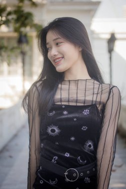 Asia thai teen siyah elbise güzel kız gülümse ve rahatla