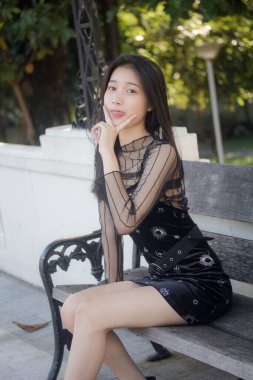 Asia thai teen siyah elbise güzel kız gülümse ve rahatla