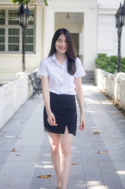 Yetişkin öğrenci üniforması güzel kız gülümse ve rahatla.