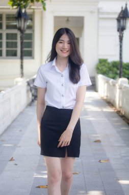 Yetişkin öğrenci üniforması güzel kız gülümse ve rahatla.