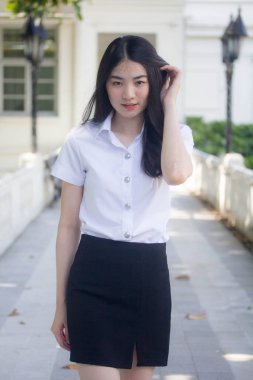 Yetişkin öğrenci üniforması güzel kız gülümse ve rahatla.