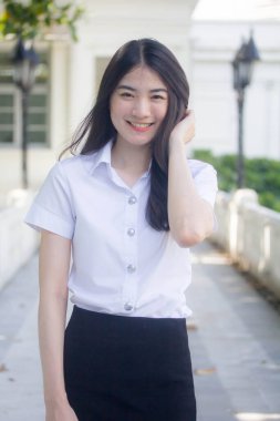 Yetişkin öğrenci üniforması güzel kız gülümse ve rahatla.