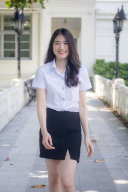 Yetişkin öğrenci üniforması güzel kız gülümse ve rahatla.