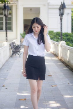 Yetişkin öğrenci üniforması güzel kız gülümse ve rahatla.