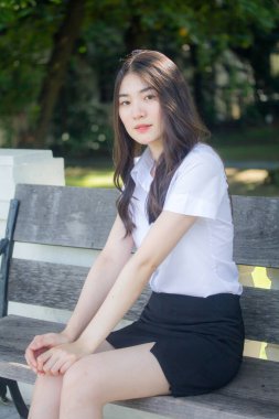 Taylandlı üniversite öğrencisi dinleniyor.