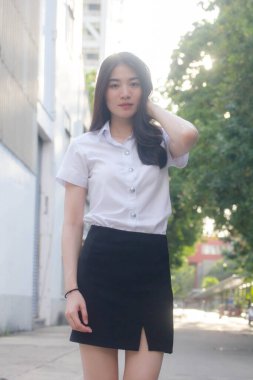 Taylandlı üniversite öğrencisi dinleniyor.