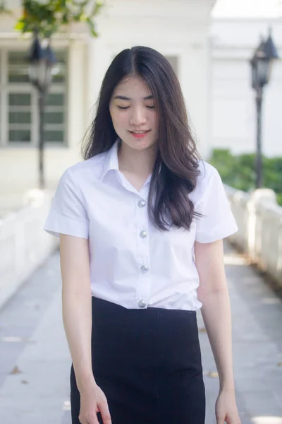 Tailandês Adulto Estudante Universidade Uniforme Bela Menina Sorriso Relaxar — Fotografia de Stock