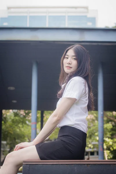 Thaise Vrouwelijke Universiteit Student Rusten — Stockfoto