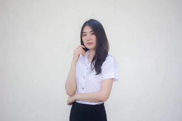 Thai Adult Student Universität Uniform Schöne Mädchen Lächeln Und Entspannen — Stockfoto