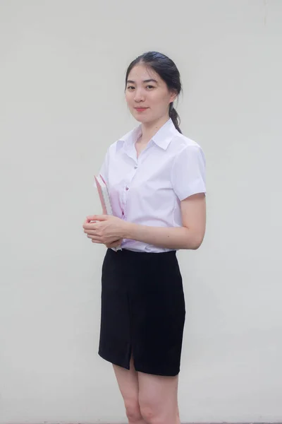 Tailandés Adulto Estudiante Universidad Uniforme Hermosa Chica Sonrisa Relajarse — Foto de Stock