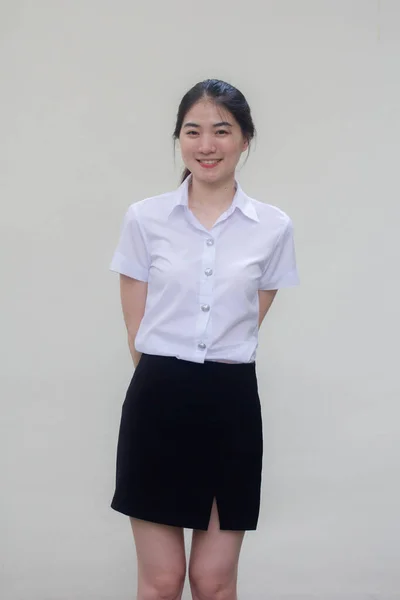 Tailandês Adulto Estudante Universidade Uniforme Bela Menina Sorriso Relaxar — Fotografia de Stock