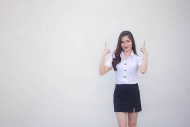 Taylandlı yetişkin öğrenci üniforması. Güzel kız işaret ediyor.