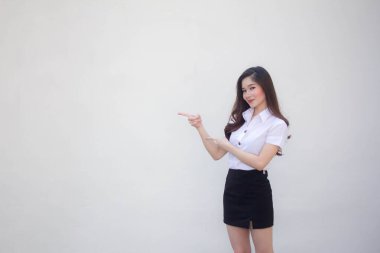 Taylandlı yetişkin öğrenci üniforması. Güzel kız işaret ediyor.