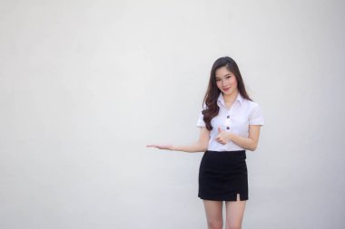 Taylandlı yetişkin üniversite üniforması güzel kız elini göster.