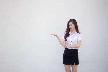 Taylandlı yetişkin üniversite üniforması güzel kız elini göster.