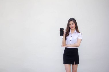 Taylandlı yetişkin üniversite üniforması güzel kız telefonunu göster ve gülümse.