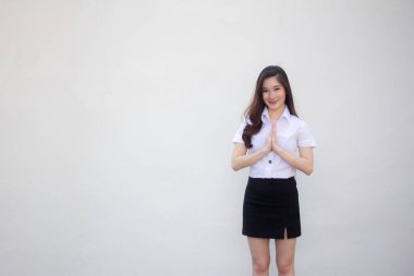 Taylandlı yetişkin öğrenci üniforması. Güzel kız. Saygı göster.