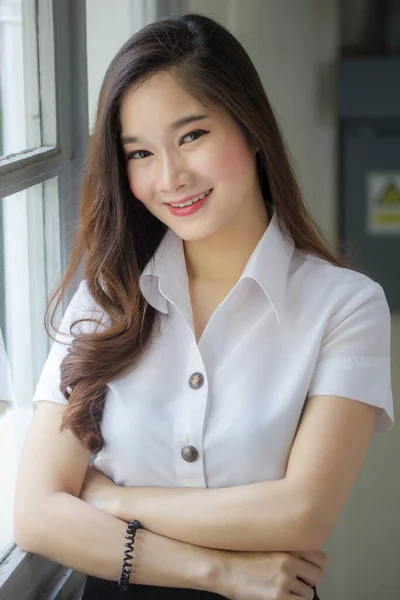 Tailandês Adulto Estudante Universidade Uniforme Bela Menina Sorriso Relaxar — Fotografia de Stock