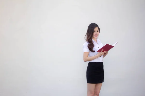 Taylandlı Yetişkin Üniversite Üniforması Güzel Kız Bir Kitap Okudu — Stok fotoğraf