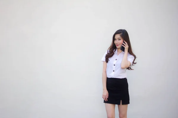 Tailandês Adulto Estudante Universidade Uniforme Bela Menina Chamando Smartphone — Fotografia de Stock