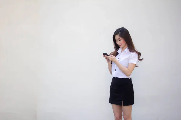 タイの成人女子大生制服美少女が携帯電話と笑顔で — ストック写真