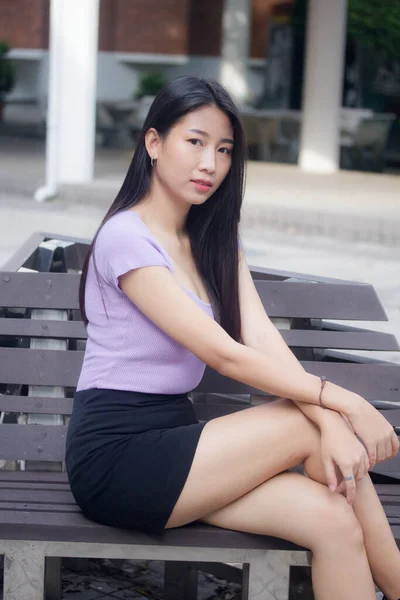 Portrait Thai Adulte Bureau Fille Sourire Détendre — Photo