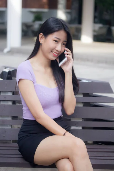 泰国人办公室女职员打电话给智能手机的肖像 — 图库照片