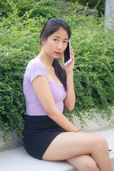 Portrait Thai Adulte Bureau Fille Appelant Smartphone — Photo
