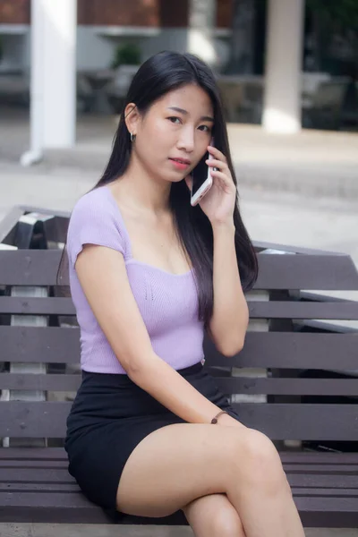 Портрет Тайської Дівчини Офісу Дорослих Викликає Смартфон — стокове фото