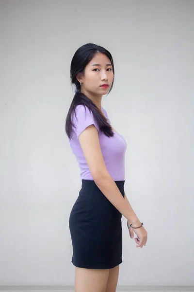 タイのアダルトオフィスの女の子の肖像画笑顔とリラックス — ストック写真