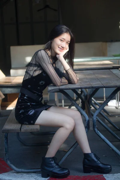 Asiatisch Thai Teen Schwarz Kleid Hübsch Mädchen Smile Und Entspannen — Stockfoto