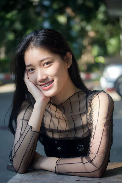 Asia Tailandesa Adolescente Negro Vestido Hermosa Chica Sonrisa Relajarse — Foto de Stock