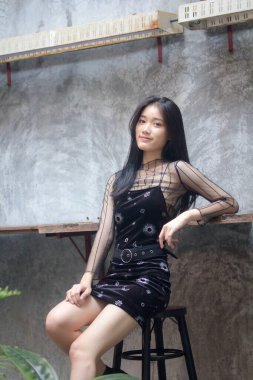 Asia thai teen siyah elbise güzel kız gülümse ve rahatla