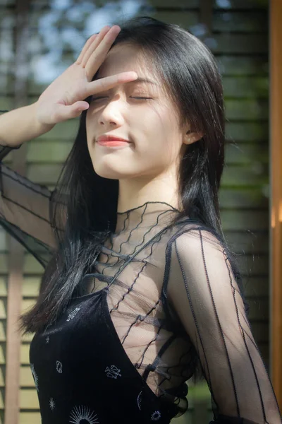 Asia Thai Teen Siyah Elbise Güzel Kız Gülümse Rahatla — Stok fotoğraf
